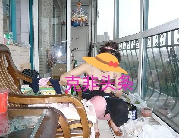图片是小坤在我的第四套房子，黄河路香榭丽苑阳台上，好像在缝什么？还是在剪指甲？网
