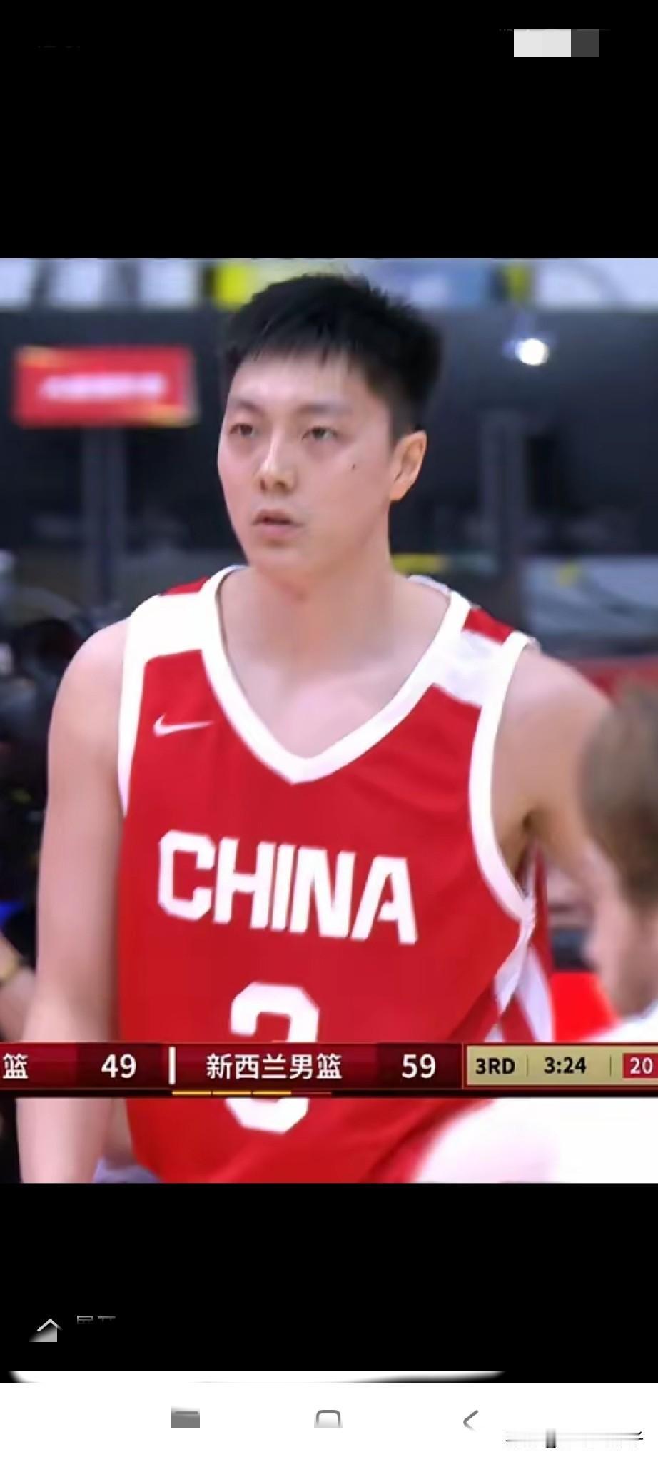 不偏不倚的说，昨晚中国男篮热身赛两个低级失误来自朱俊龙和胡明轩。朱俊龙的边线发球