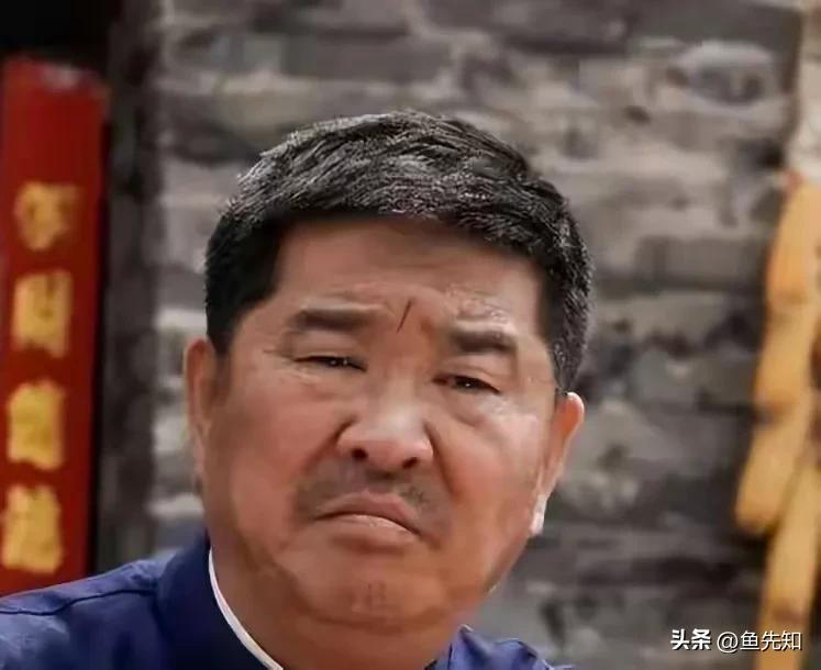 还有人记得《周末喜相逢》的主持人邹德江吗？2004年央视喜剧小品直播大赛，因邹德