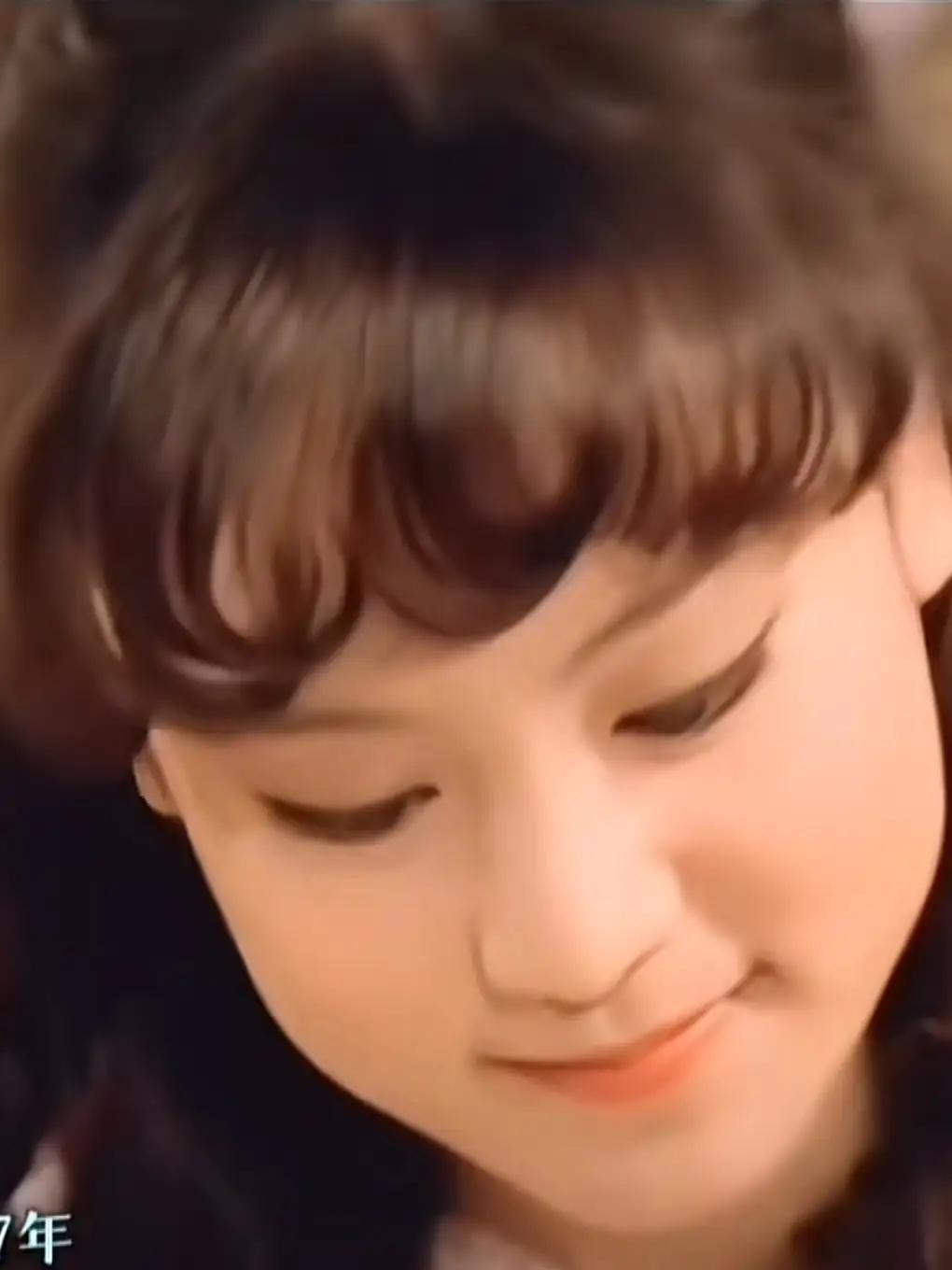 这位琼女郎年轻时好娇嫩，年轻真好！知道她是谁吗？