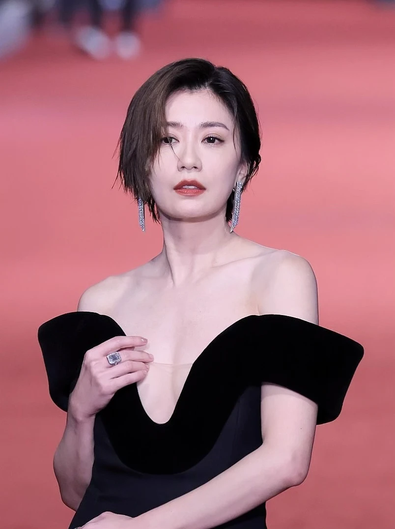 被贾静雯的黑礼服美到失语