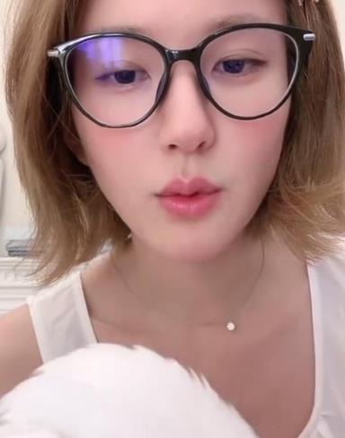 赵露思说很难想象普通上班族出这事 95花赵露思再次开播，称“还好是我红了之后出的