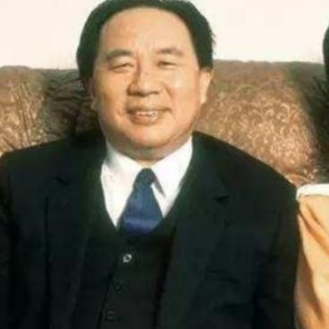 1999年，中国前首富牟其中坐着奥迪上班，途中被捕，一同被捕的还有他的小姨子夏宗