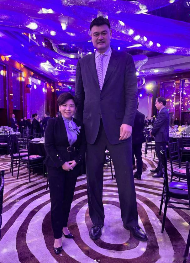 邓亚萍姚明合影 邓亚萍晒出和姚明的合影，并配文：又和老朋友们见面啦。 邓亚萍姚明