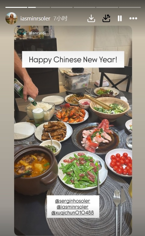 #塞尔吉尼奥包饺子过春节#北京国安球员塞尔吉尼奥的妻子发布社媒，晒出年夜饭+与好