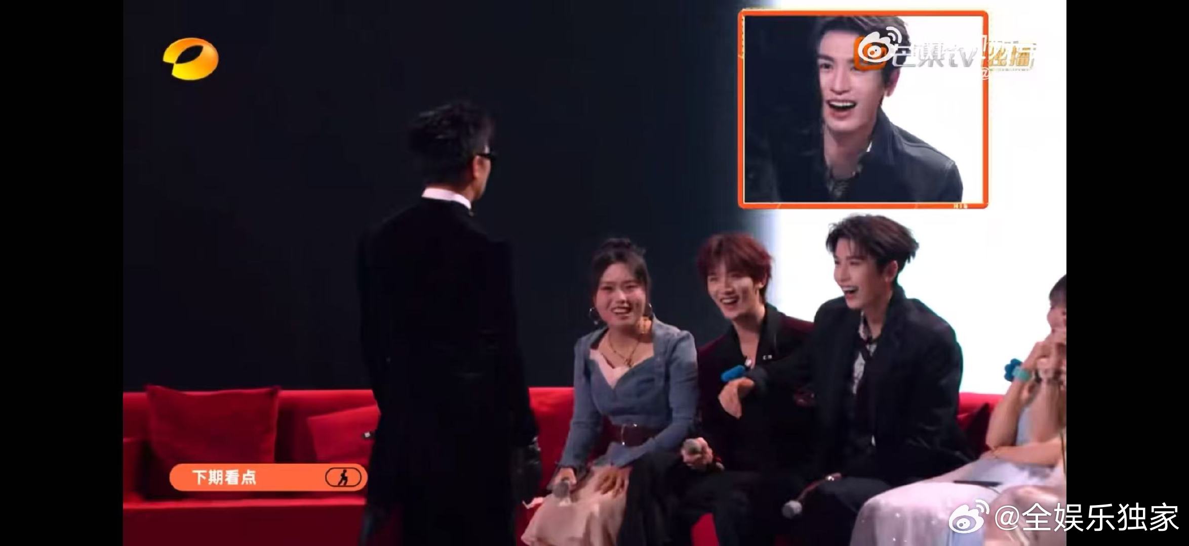 杨迪cos张凌赫跨年造型你好星期六杨迪 cos 张凌赫跨年走秀，两人同台演绎，反