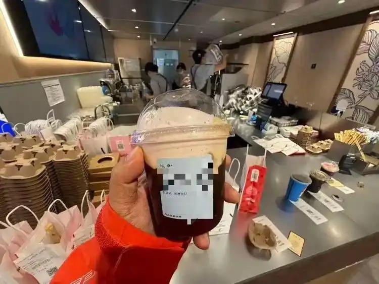 5月18日，瑞幸在全国门店上线了两款全新的含酒精特调饮品“绯色月光”和“可可维也