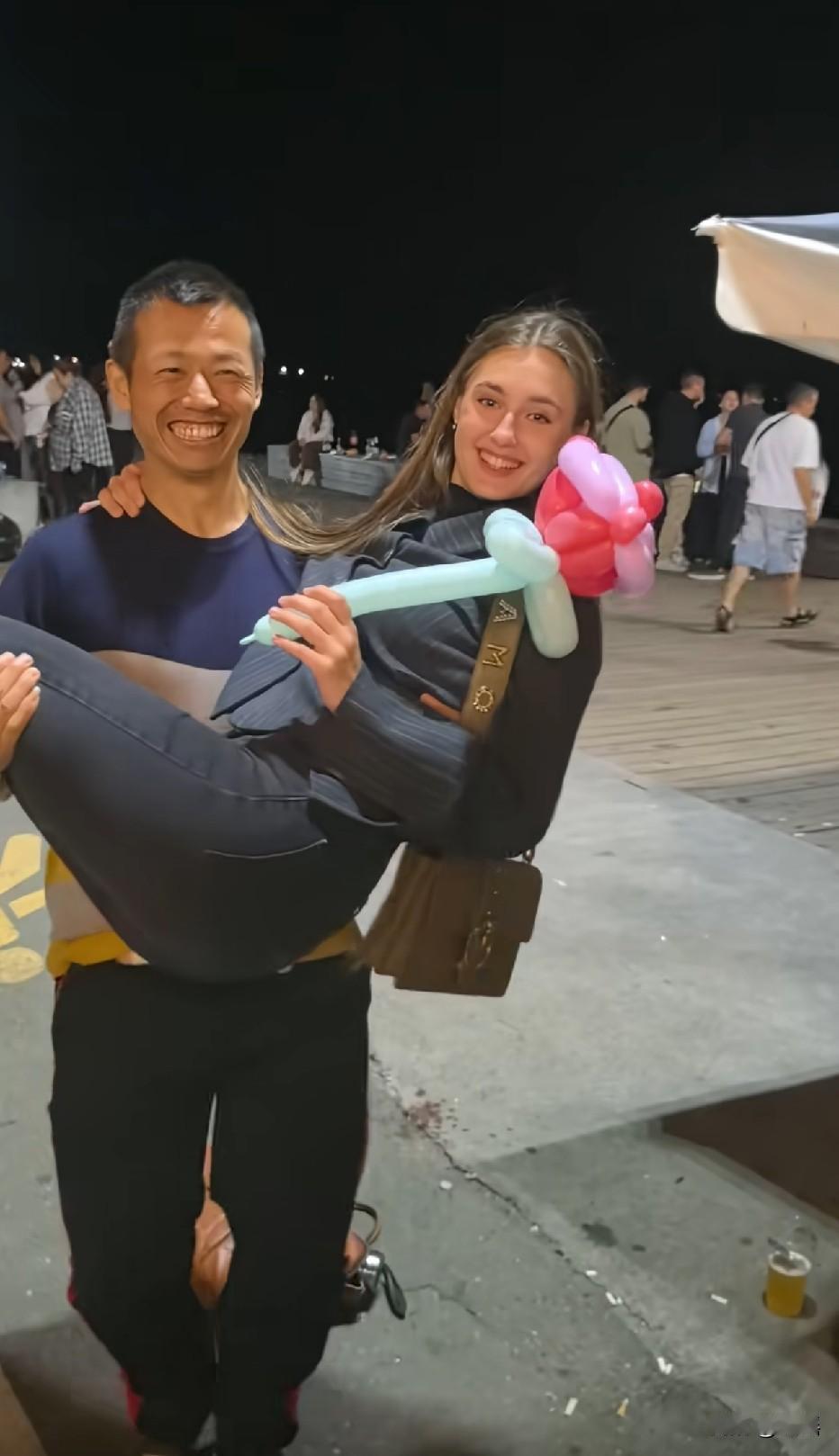 这样抱一下，拍个照，要付多钱？