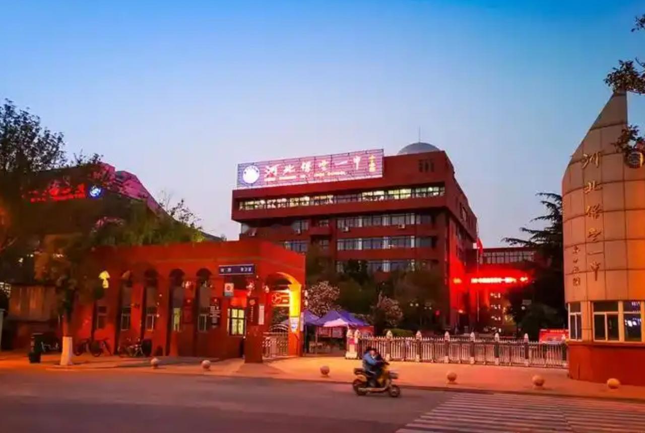 不查不知道，原来保定一中和保定十七中，都这么牛！

保定一中，建于1906年；保