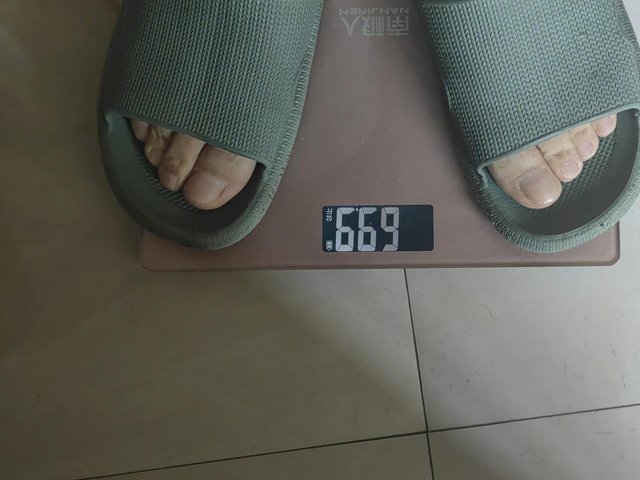 减肉真的很容易，前天还是73千克，今天早晨69.9千克了，秘诀就是饿一天。
