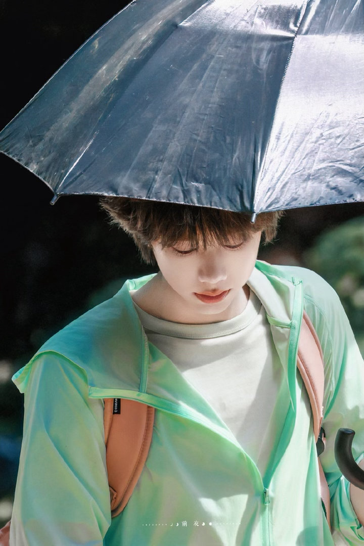 拥抱自然的清爽少年陈奕恒林清源