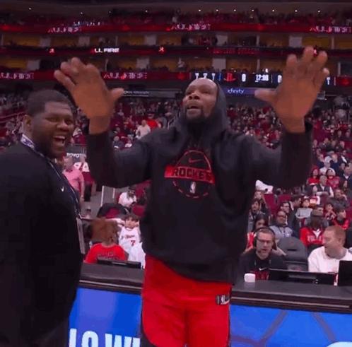 杜兰特：求求你们快点，一个篮筐搞半天！
比永博：你傻呀，上半场是火箭攻这边！
索