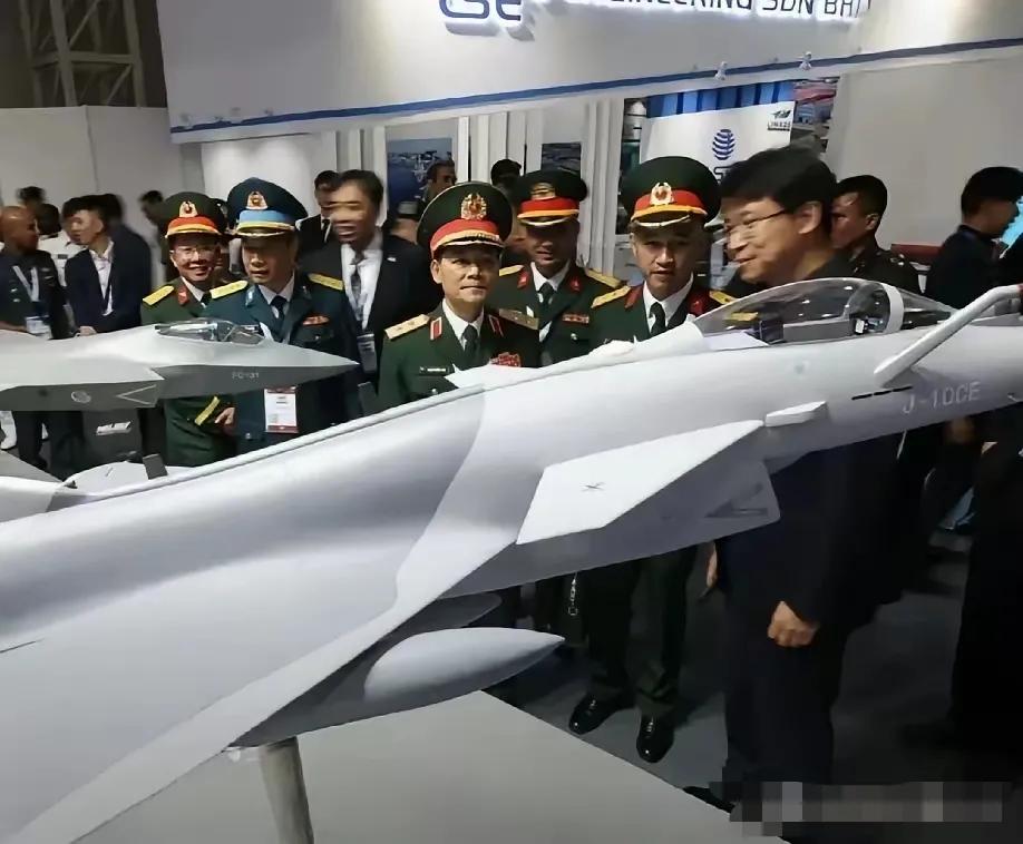 这是在近期的国际航展中，我国“歼10”展位前围绕着这么多的外国军人，中国的战机在