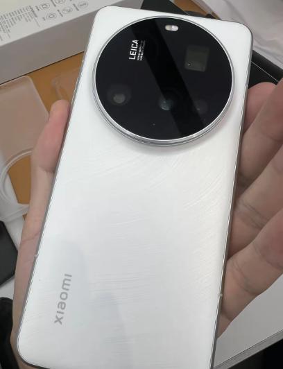 在技术参数上，小米15Ultra配置了一块6.73英寸的2K全等深微曲屏，具有3