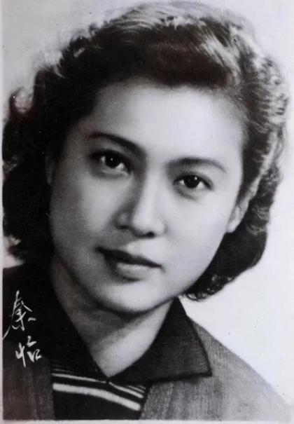 1938年，16岁的秦怡被26岁的陈天国骗到山顶，还威胁她，不同意交往就跳崖。秦