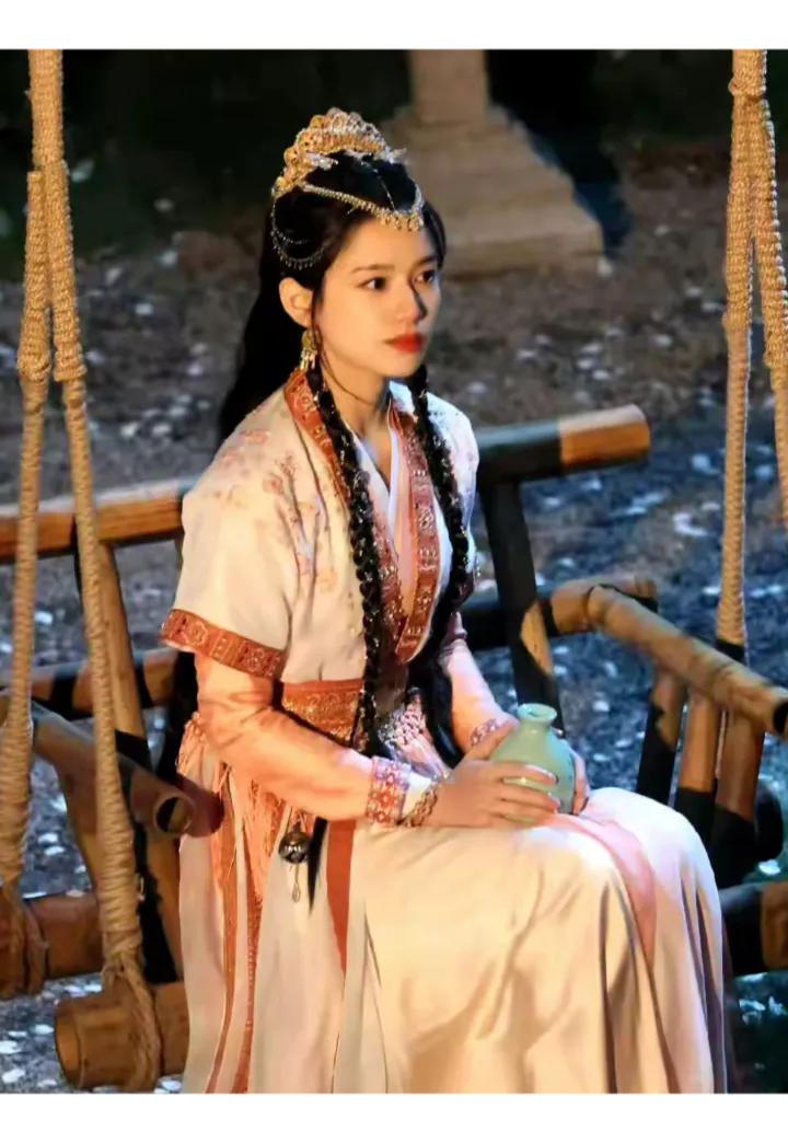 张婧仪缇兰公主生图惊艳网络，异域风情令人陶醉

近日，一组张婧仪饰演的缇兰公主的