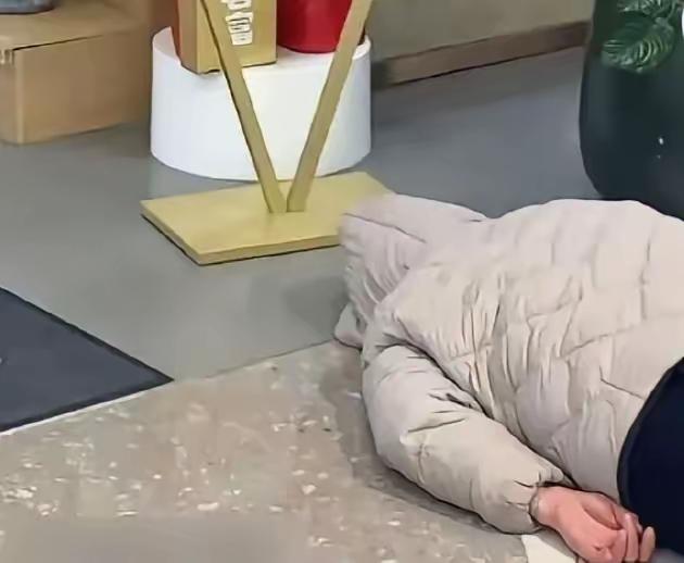 河南，真是碰到狠人了！一女子躺人家店门口，头部用帽子盖住，整整赖了4天趴地不起。
