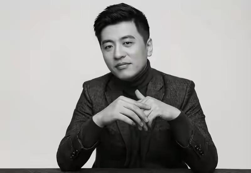 看到张雪峰去世的消息，我默默做了三件事：
1、取消3个月减肥30斤的计划，该吃吃