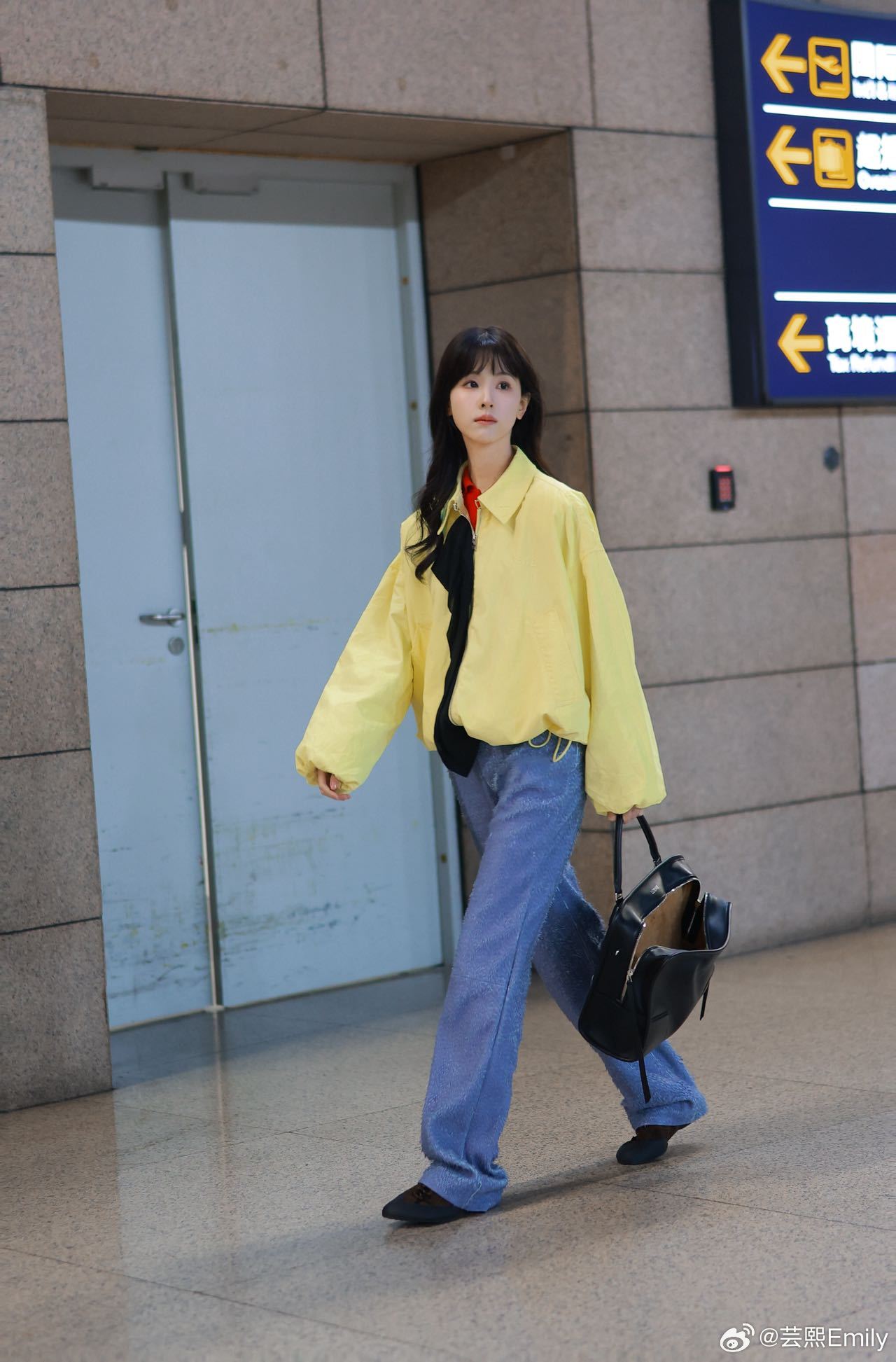 陈都灵赴罗意威大秀陈都灵轻氧机场造型 LOEWE品牌大使陈都灵启程巴黎时装周，奶