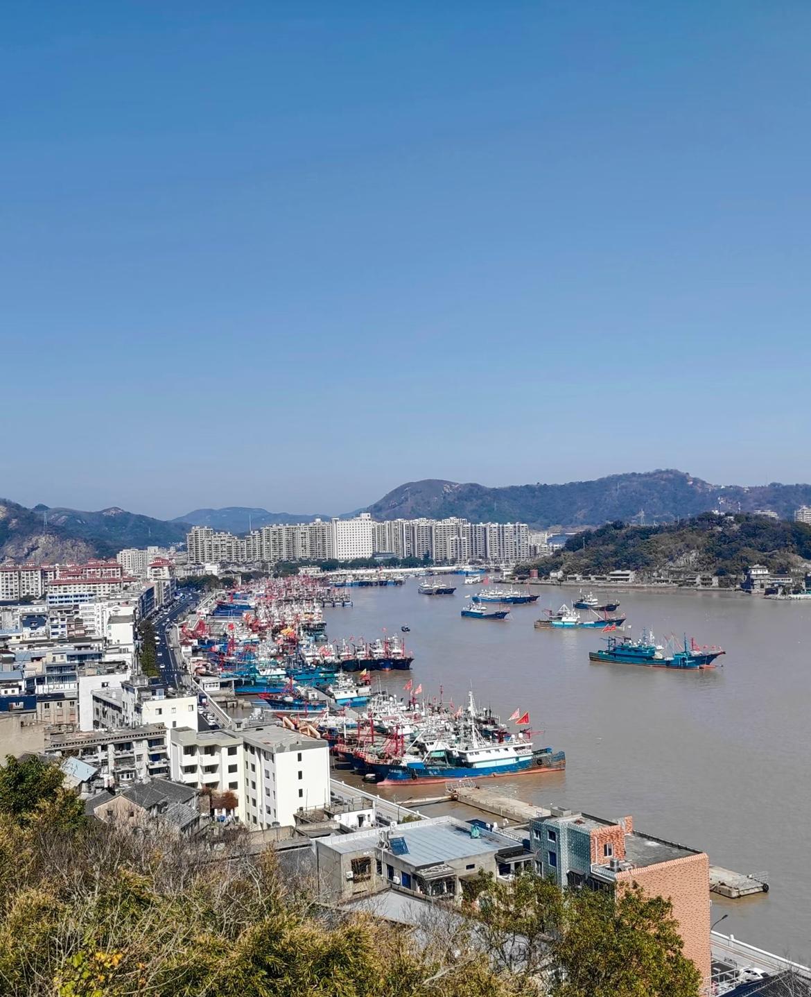 许过那么多愿：三冬暖，春不寒；故人不散，三餐有伴。
若终究没有良人，没有地老天荒