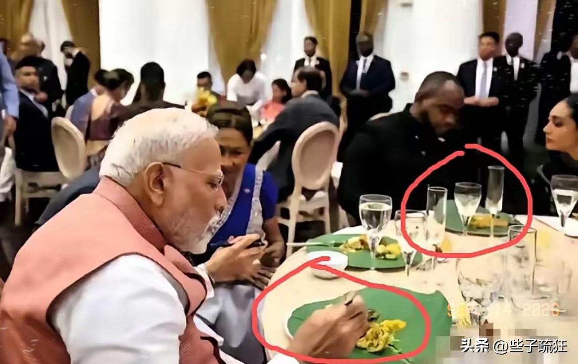 金砖国宴端上一桌素菜，宾客咋下筷子？
不见碗碟，也没看见刀叉，食物直接铺在绿色“