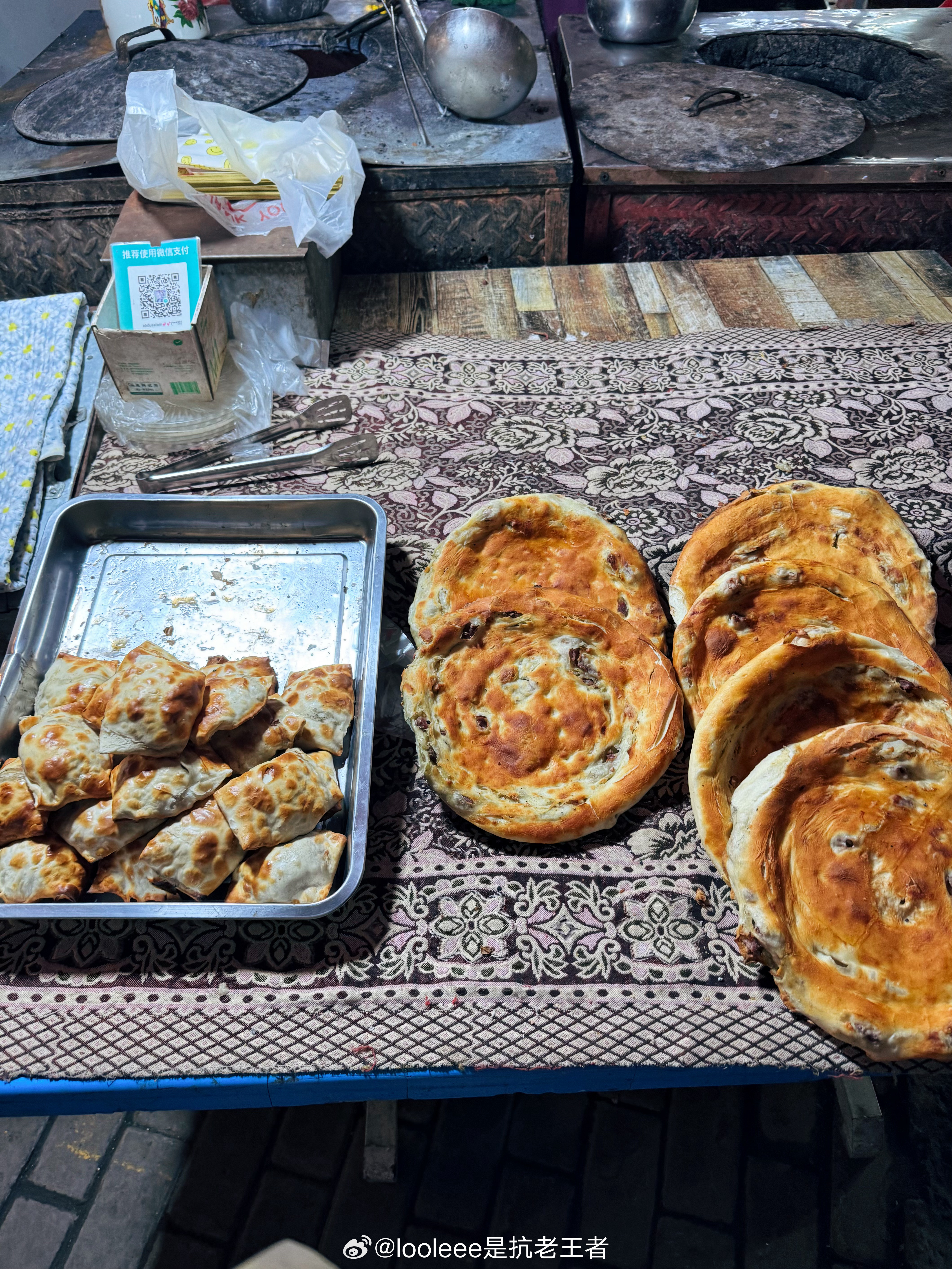 高碳水是什么我不知道，烤包子，还有烤馅饼，都是大块的羊肉馅，好吃😋。  