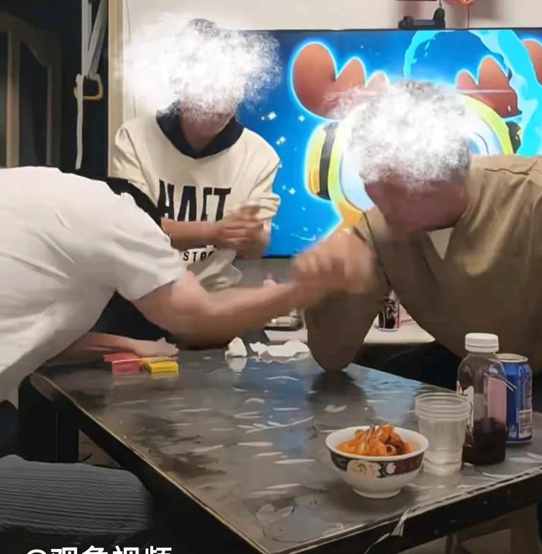 男子和朋友高高兴兴玩扳手腕，两人相持不分伯仲，
下秒发力后突然咔嚓一声，
全场蒙