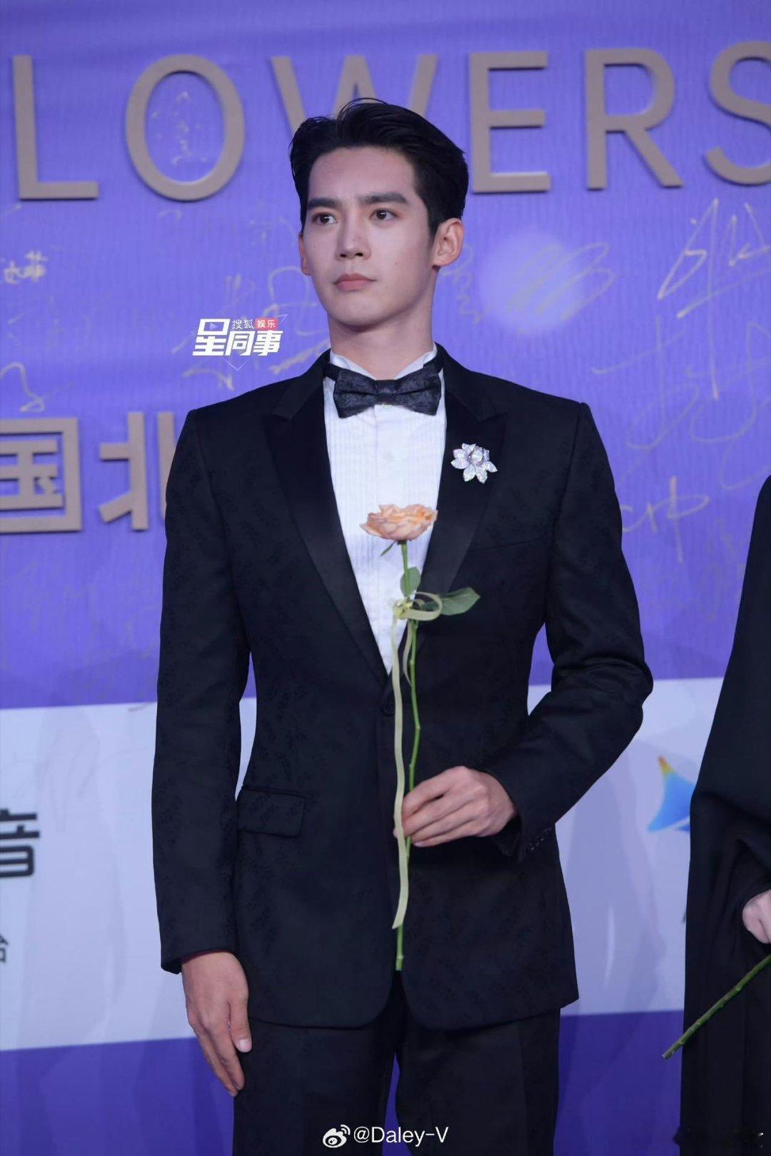 于适 型男来了百花奖红毯好权威的于适于适百花奖红毯出场好亮眼呀，礼服低调又高级，