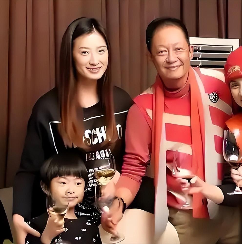 2008年，女富婆陈坚红迷上了王志文，她抛出一个无法拒绝的条件，“我五亿身家，年