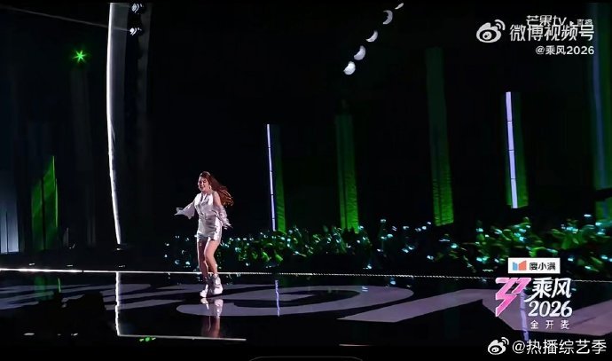 乘风2026有自己的广场舞 《站在草原望北京》一响，全场自动跟着晃，这才是国民级