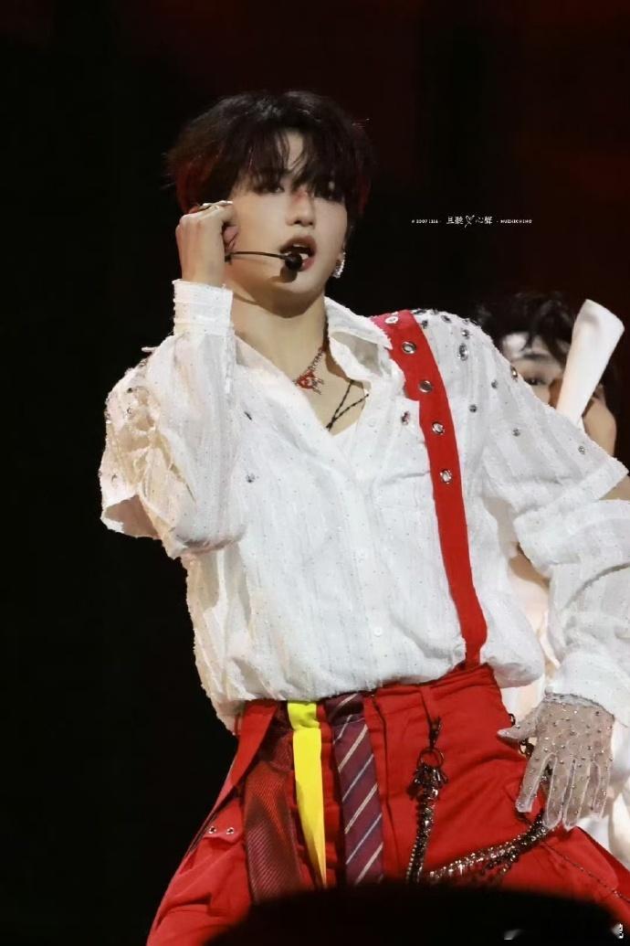 #穆祉丞个人舞台3D##穆祉丞唱跳好稳#穆祉丞在《3D》舞台上的精彩表现，让人赞