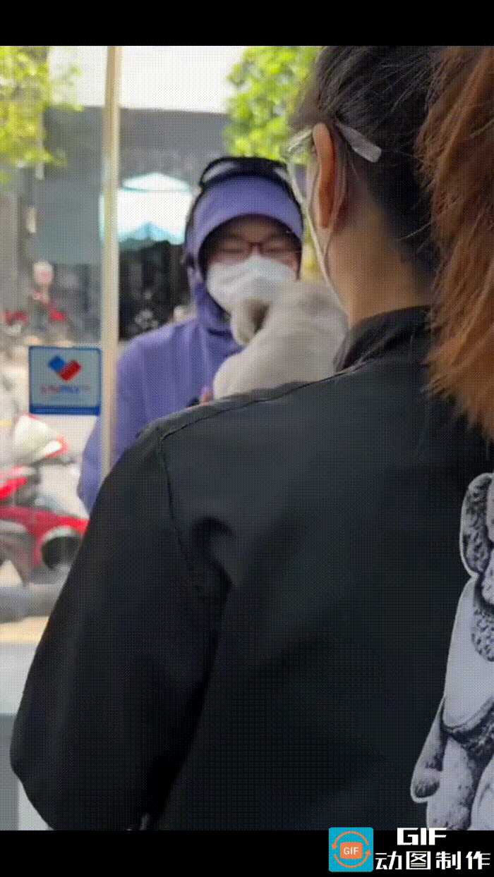 当妈妈一出现，白天一直乖巧温顺的狗狗，瞬间就变了脸，对着狗师傅汪汪狂吠，好像是受