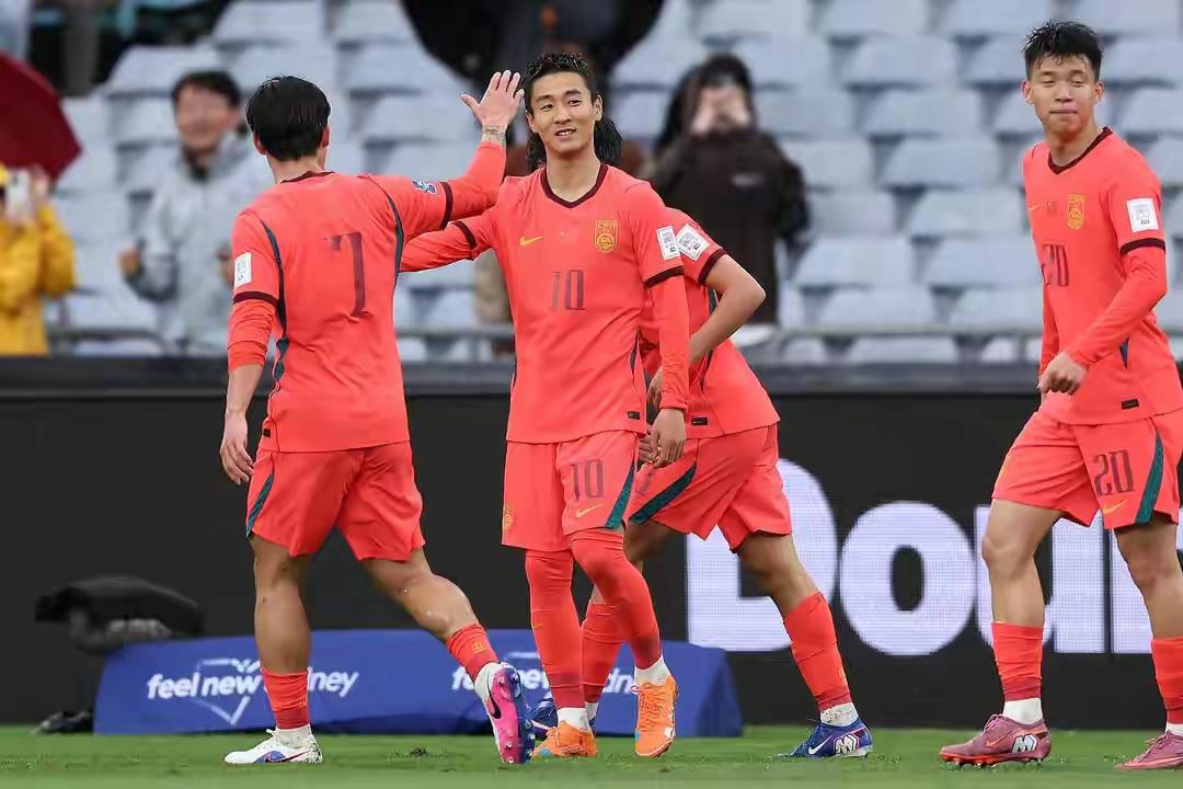 真没想到，成都蓉城开场8分钟就由席尔瓦打进1球；更没想到，这个球是西海岸后卫冒顶