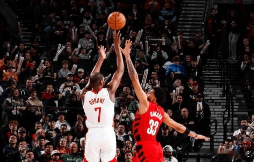 火箭这不是还是老问题嘛！杜兰特第四节打不动了或者人家开始对他上更高强度了，他得不