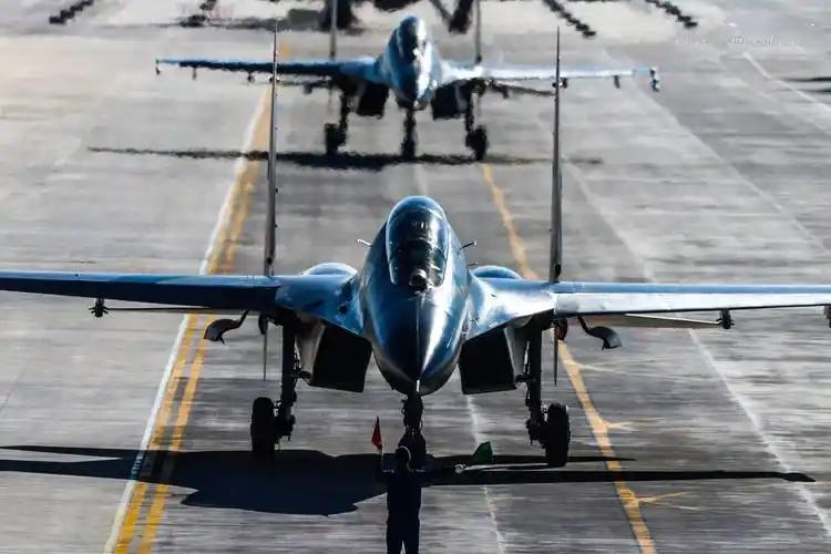 万米高空的惊险对峙，歼-10C之所以能从容反制外机、成功守护领空，绝非偶然，更不