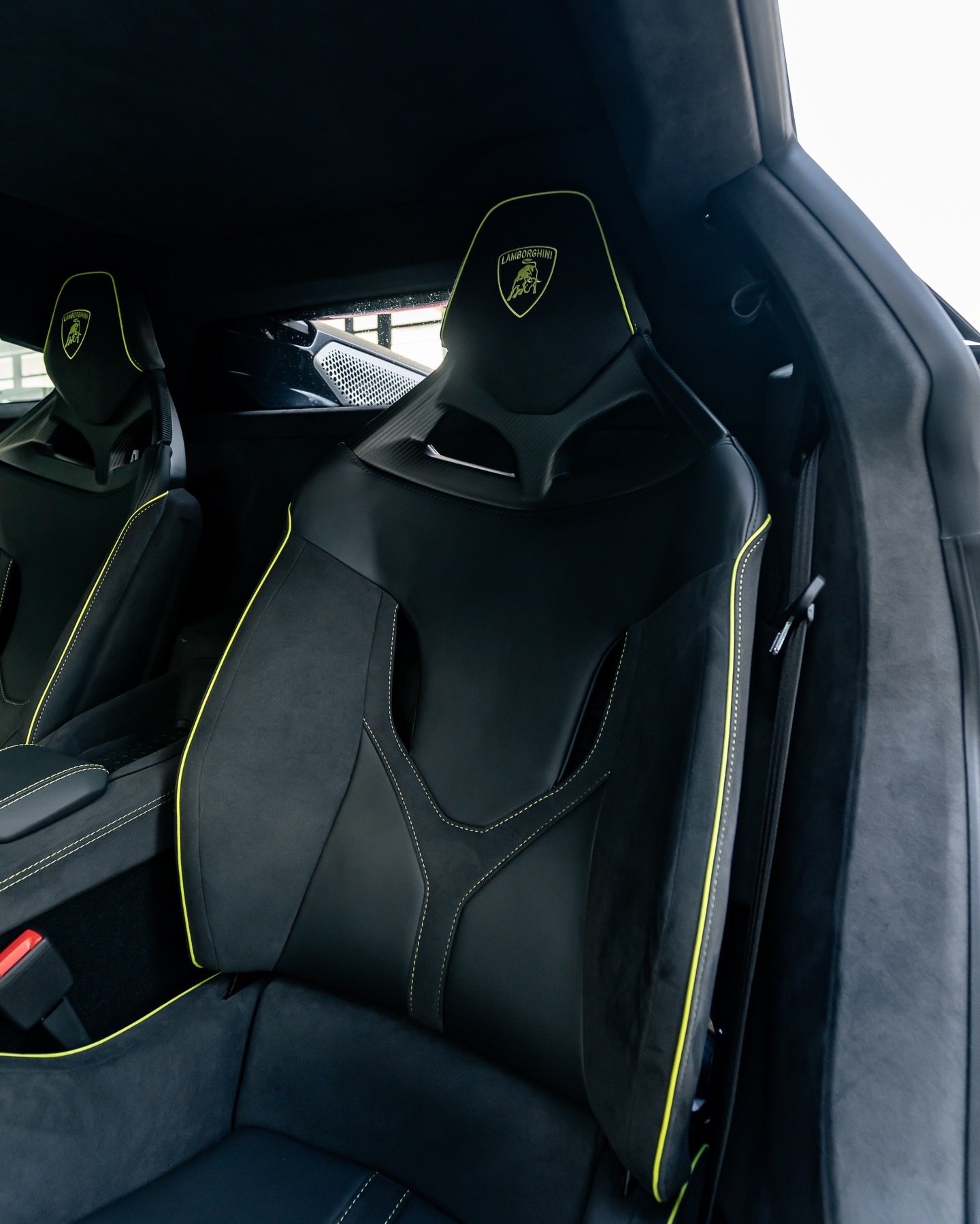 在暗影中，一个全新的 V12 性能时代来临。兰博基尼 Revuelto，漆身为夜