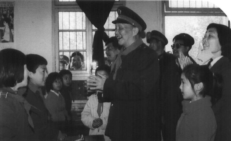 1986年4月，洪学智回皖西视察工作时在金寨县梅山镇看望第一小学师生。