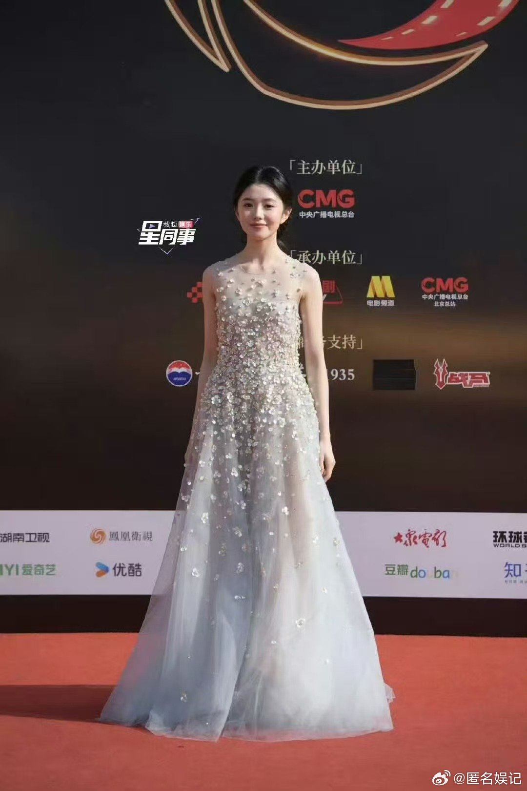刘浩存簪花麻花辫刘浩存浅色碎珠长裙每一帧都像画报，刘浩存浅色碎珠长裙尽显优雅，簪