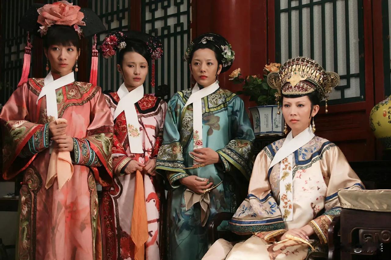 清宫里的后妃不斗来斗去就没事干了吗？
凌晨四五点：在宫人伺候下梳妆打扮
早晨六点