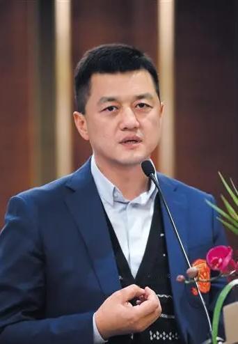 向太陈岚说，李亚鹏弄那个医院，我是第一批支持的，出了几百万，王菲这些年，也默默地