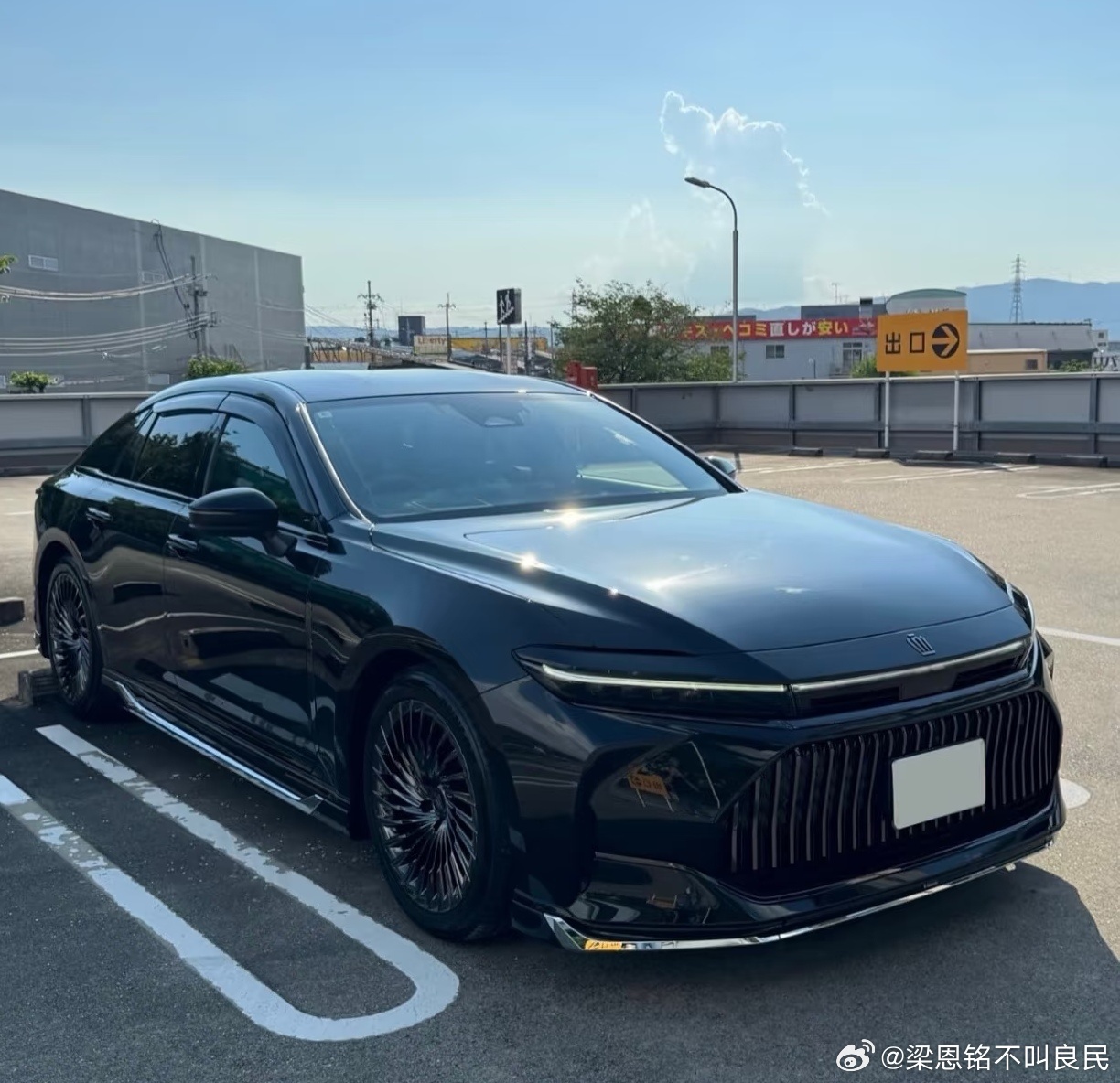 今天有个老客户让我给他安排一个16代皇冠，我查了下还真有，大概就是指导价优惠1.
