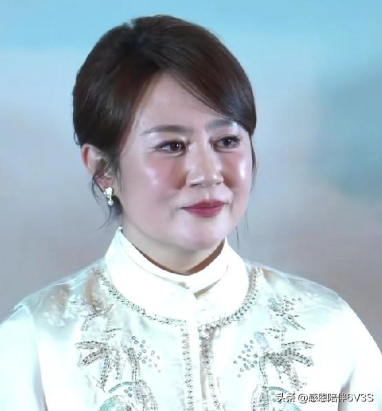 马丽这状态真让人羡慕，43岁脸上这红扑扑的气色，跟擦了腮红似的，一看就是气血足。