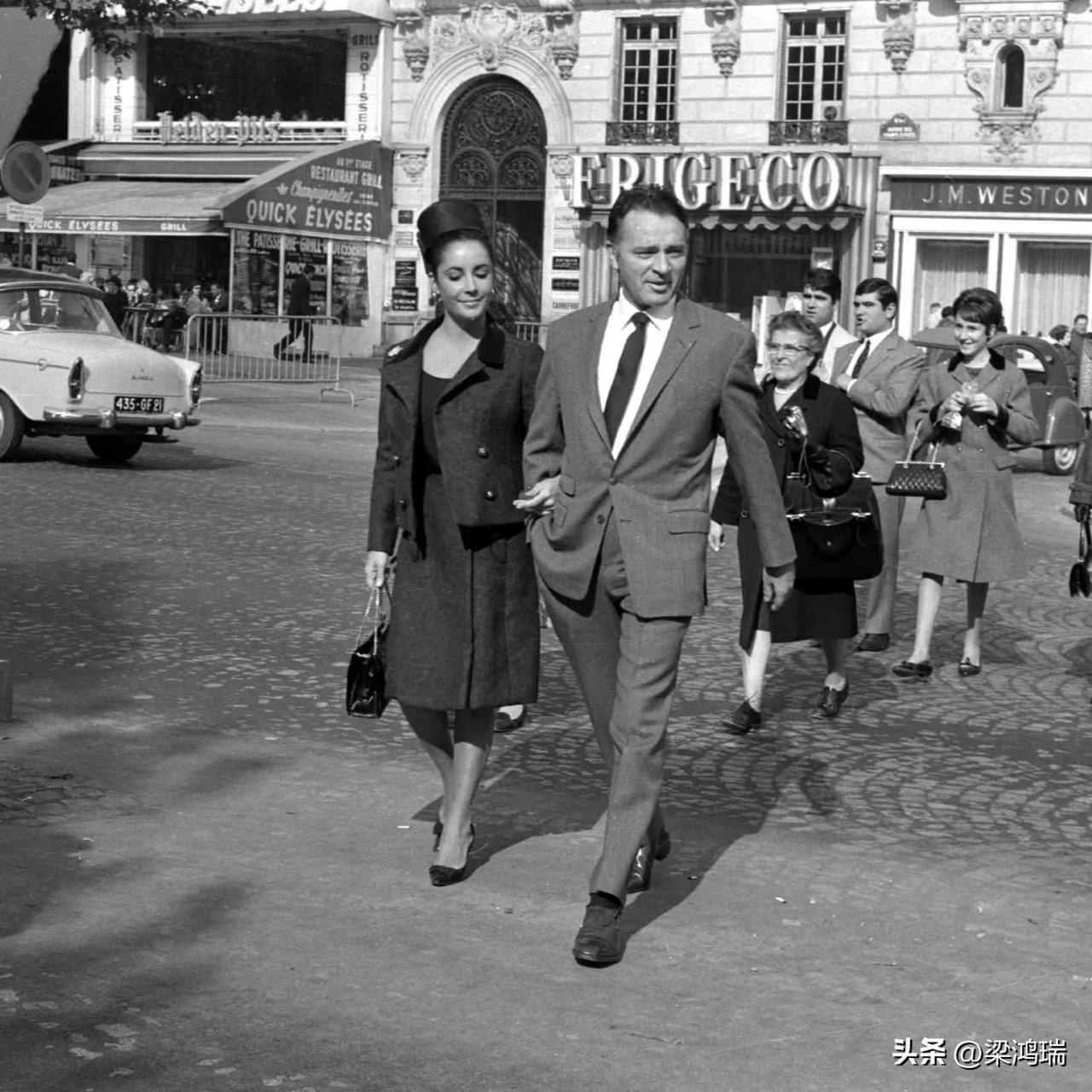 这张照片捕捉了著名好莱坞影星伊丽莎白·泰勒（Elizabeth Taylor）和