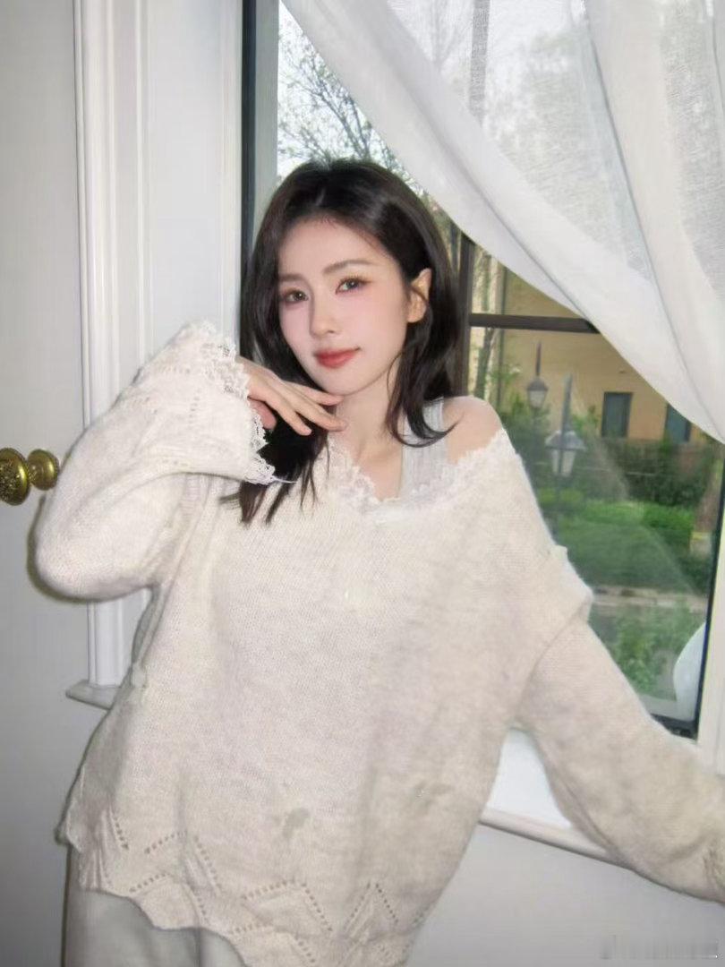 白鹿露肩毛衣白鹿蕾丝花边毛衣白鹿蕾丝花边造型毛衣，好美，