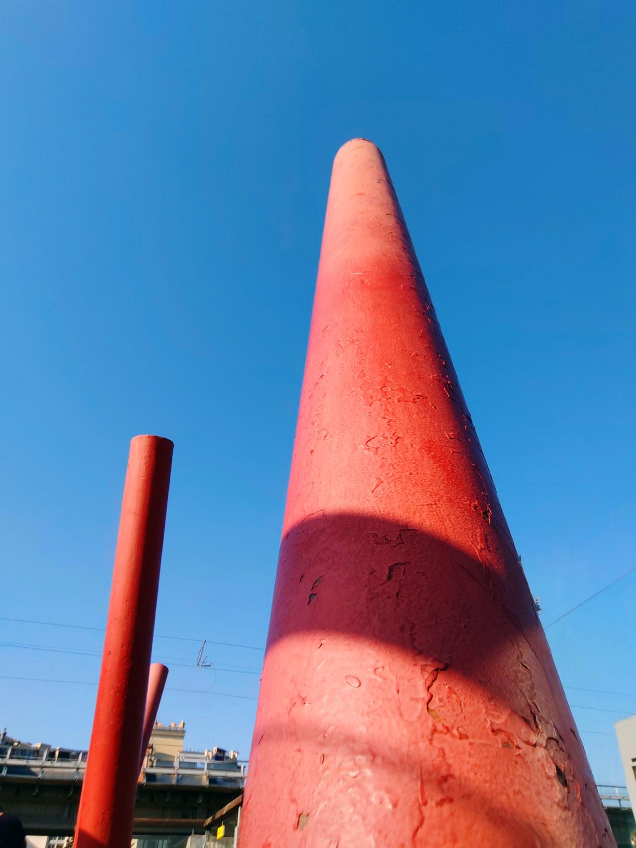 “ 红柱映碧空，天高云淡风”。这句诗也让我感受到那种宁静与开阔，仿佛世间烦恼都能