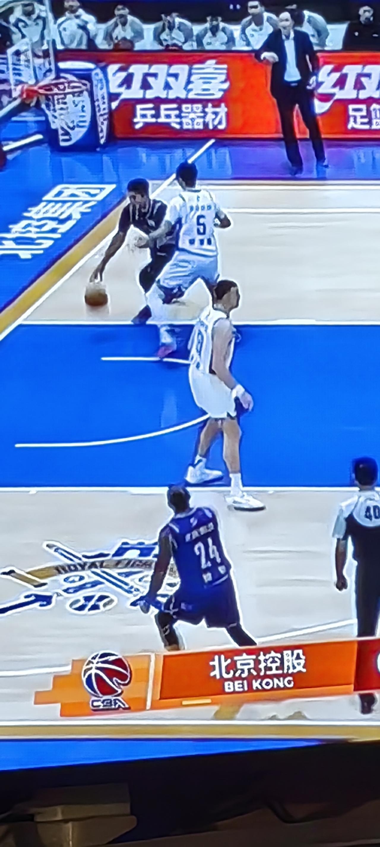 廖三宁先拔头筹，打开北控今天晚上的第一个得分，之前天津队取得了两分。北控今天晚上