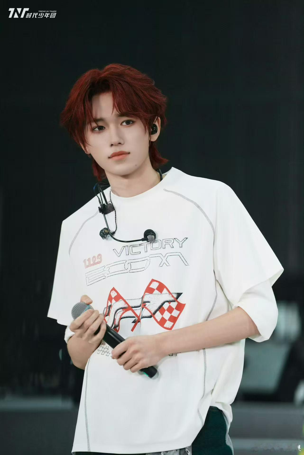 宋亚轩红发彩排图宋亚轩红发狼尾彩排照宋亚轩红发狼尾彩排照，帅，