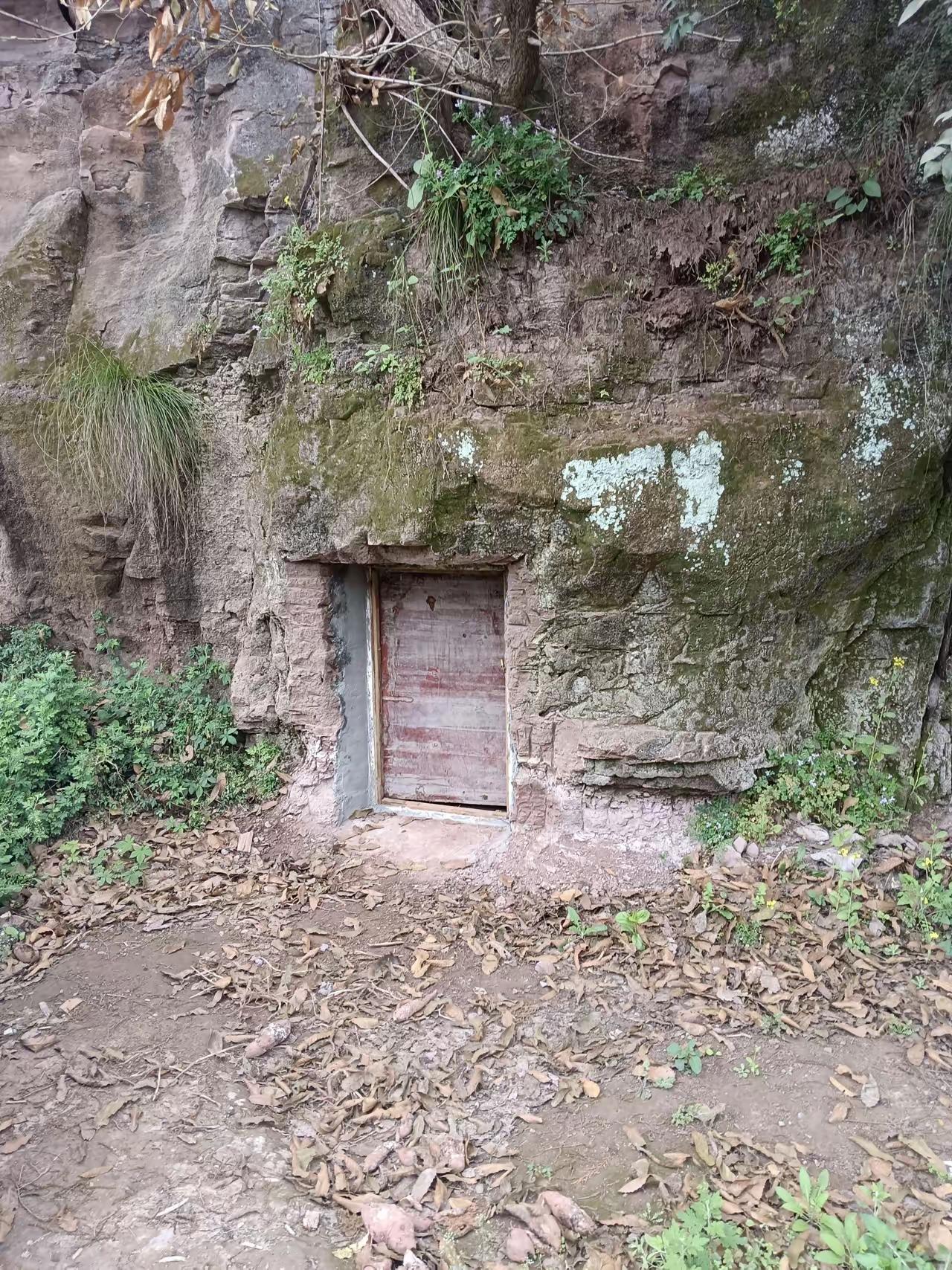 有没有四川的朋友？作为外地人表示好奇！在山上面看到好多这种小山洞，上面还上着门锁