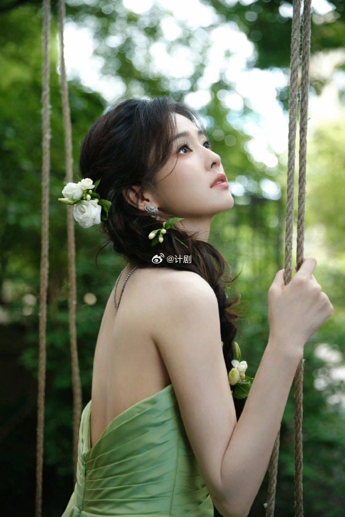 白鹿茉莉花造型美成啥了白鹿一袭茉莉造型亮相，仿佛从剧集里走出的女主本人。 