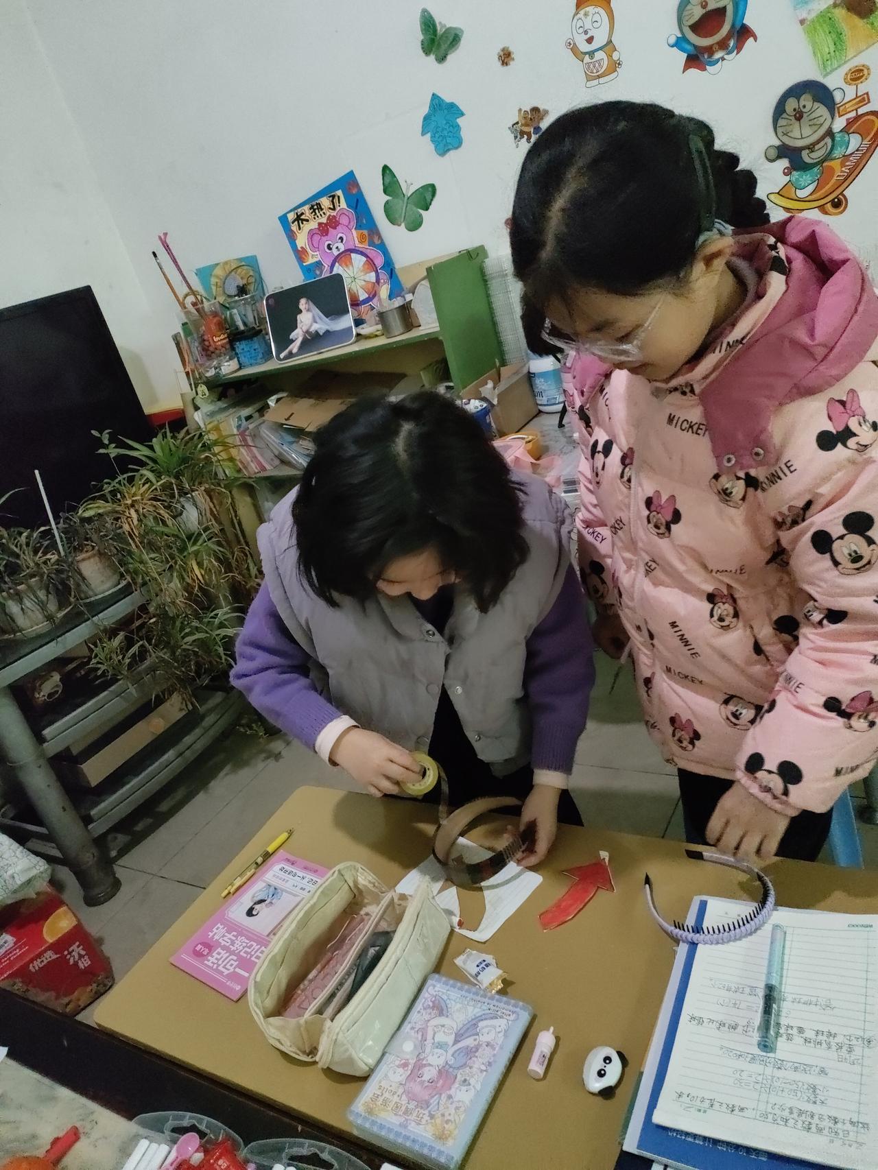 课桌摊开满是细碎的欢喜，胶带与彩纸在指尖跳成舞，连空气里都飘着，“专注与分享”的
